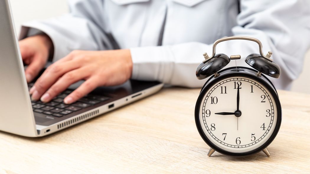 メールチェックでもコーヒーを淹れるでもない…｢仕事の遅い人｣が朝イチにやっている"愚かな行為"