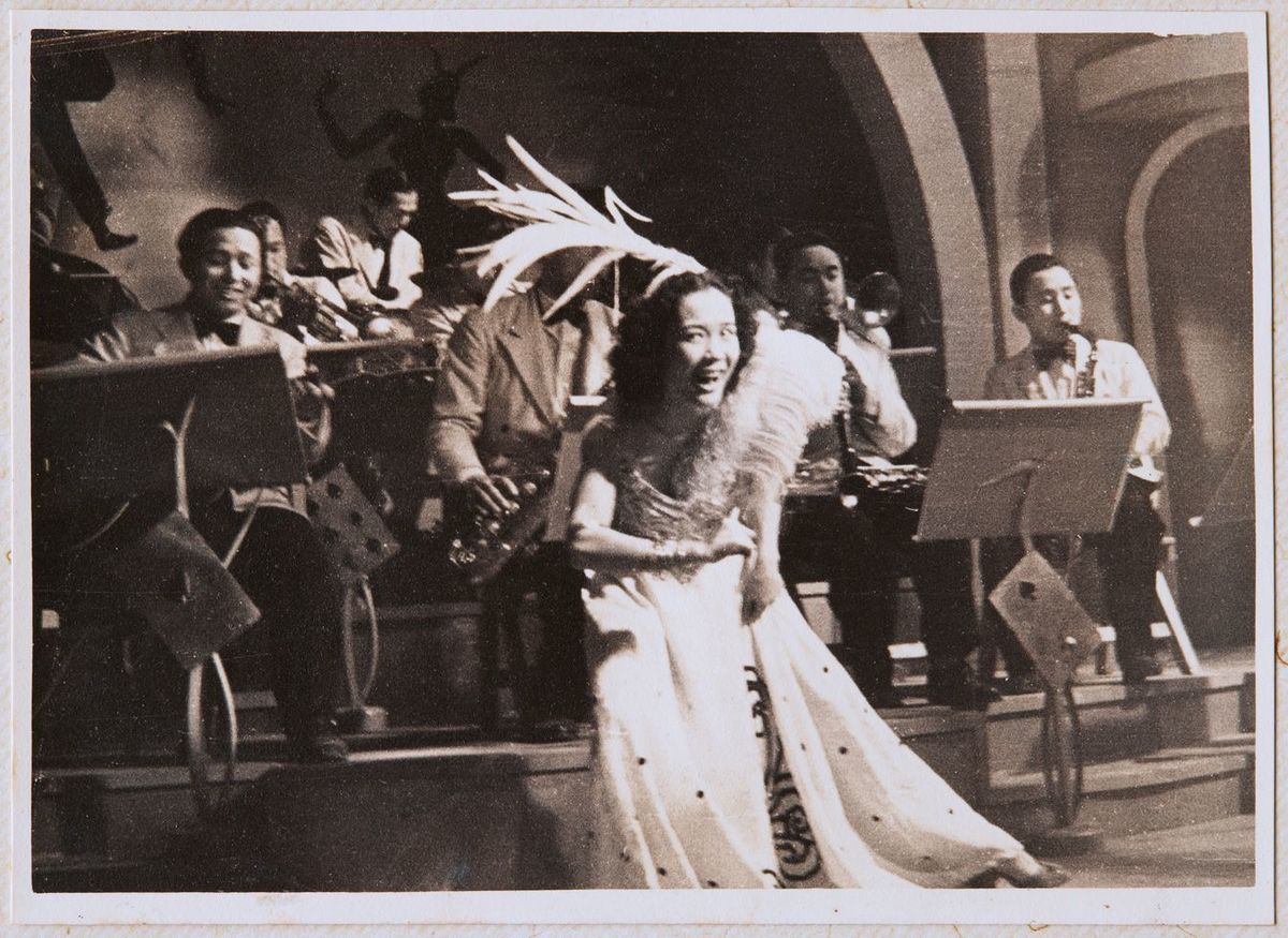 映画『醉いどれ天使』（1948年）で「ジャングル・ブギー」を歌う笠置シズ子