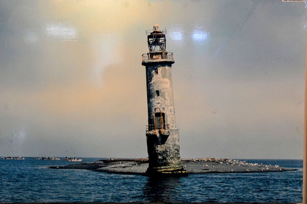 白く塗られる前の貝殻島灯台