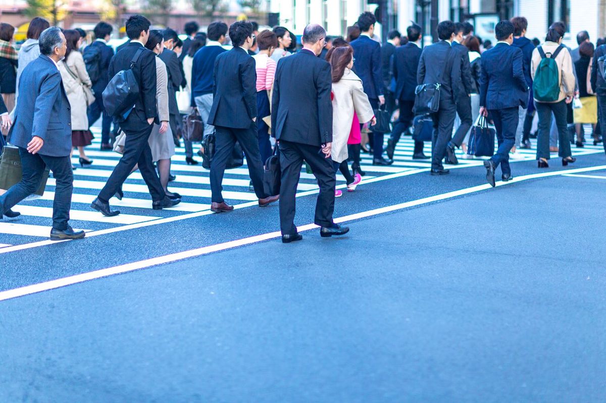 横断歩道を渡るビジネスパーソンの集団