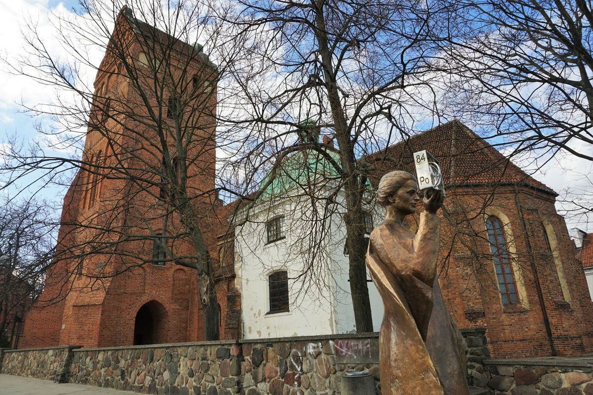 ワルシャワニュータウンの端にある聖母マリアの訪問教会の前にて。マリーキュリーの像