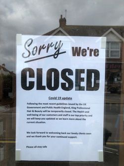 白い張り紙をして閉店してる店(写真提供=堀井光俊教授)