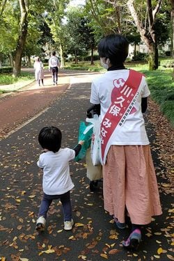 選挙期間中、子どもたちと公園を散歩しながらのゴミ拾い