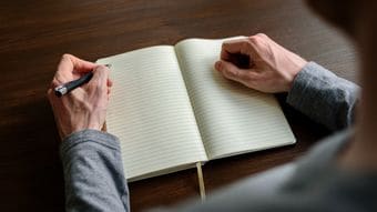 ノートを開いて"この3つ"を書き留めるだけ…｢やめられない悪習慣｣を断ち切る"最強のメモ術"