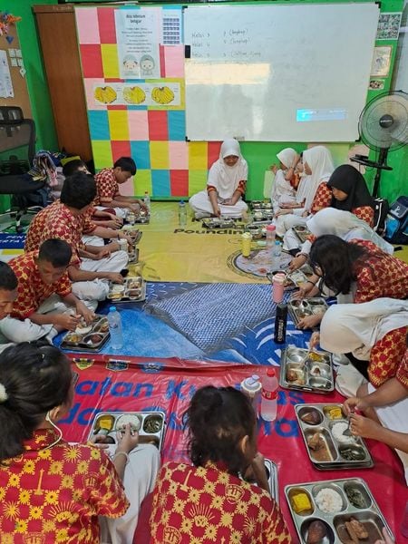 インドネシアの給食のようす