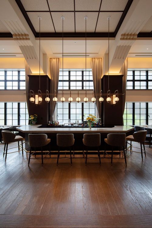 講堂を改装したレストラン。天井は当時のままで使用