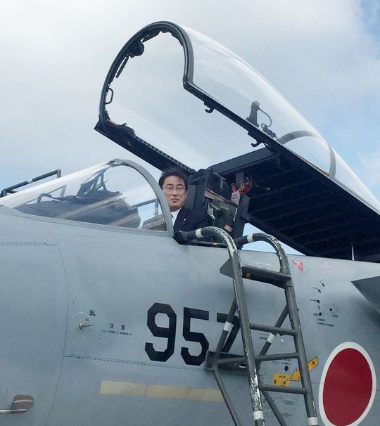 岸田政権は日本を守れるのか（2016年11月6日、沖縄・那覇市の航空自衛隊那覇基地にて）