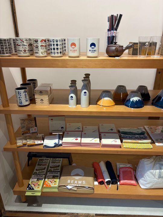 富士山型の器のほか、「BEAMS JAPAN」のロゴが入ったグッズも人気だ