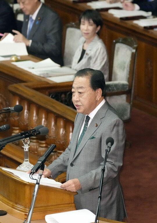 衆院本会議で質問する立憲民主党の野田代表。奥右は高市首相＝2025年11月4日午後