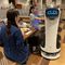 なぜファミレスで｢配膳ロボ｣が急増しているのか…人手不足だけではない｢ネコ型ロボット｣の導入背景