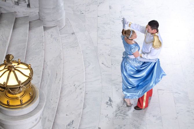 階段の下で踊るシンデレラと王子