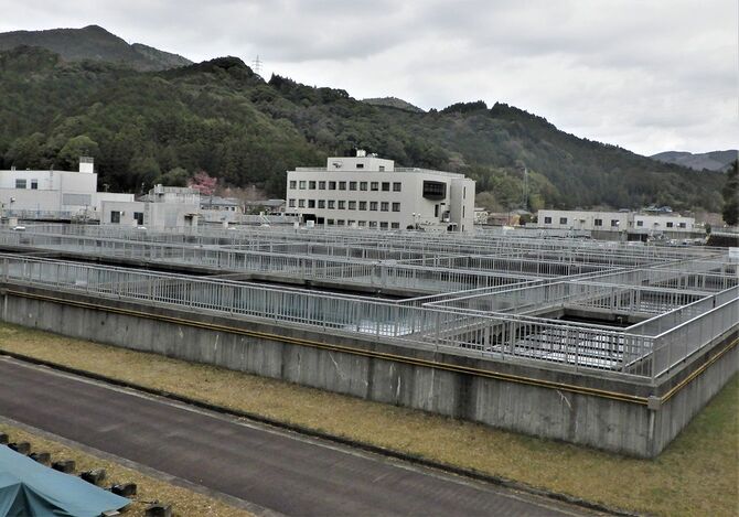 静岡県大井川広域水道企業団の貯水プール。現在、62万人ではなく、約26万人に水道水を供給する（島田市、筆者撮影）