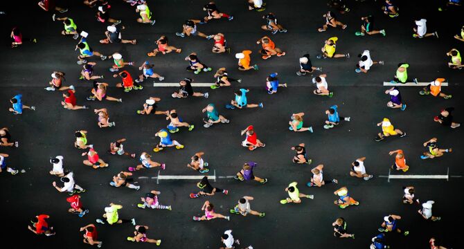 マラソン大会を上空から撮影