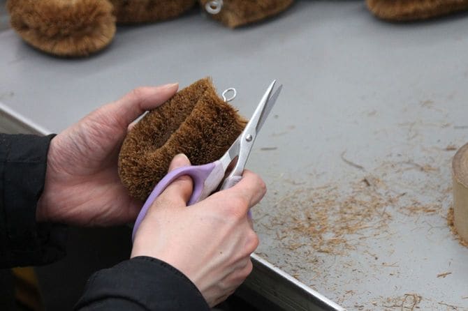 余分な繊維を刈り込む「検品職人」