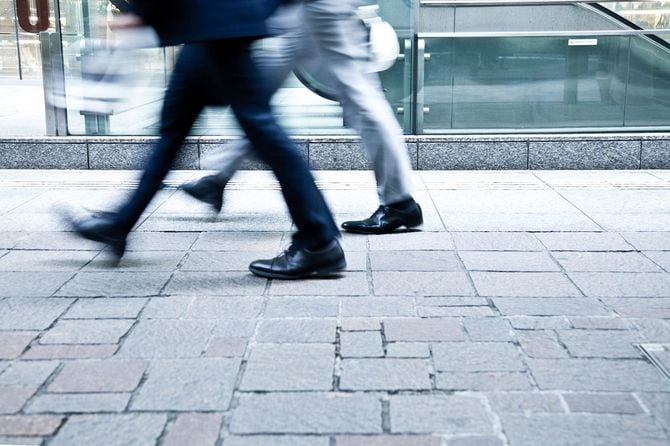 歩くビジネスマン