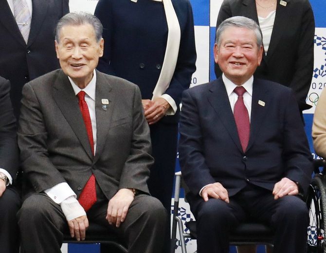 東京五輪・パラリンピック選手村の村長に就任した川淵三郎氏(右)と東京五輪・パラリンピック組織委員会の森喜朗会長