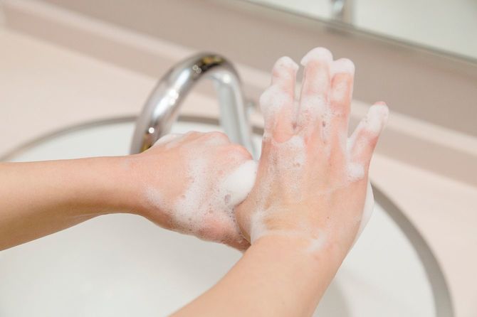 親指をもう一方での手で握り、こする。（両手）