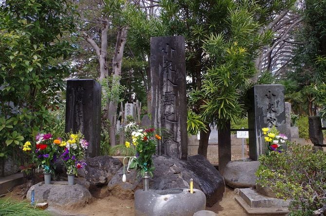 筆者が訪問した小泉八雲のお墓（東京・雑司ヶ谷霊園）