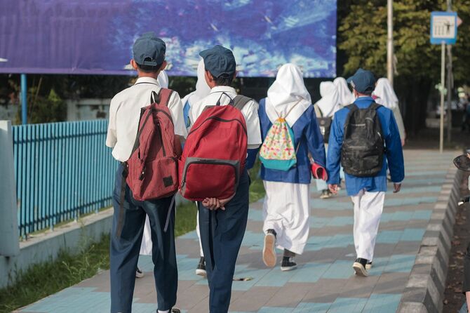 学生が学校に戻る