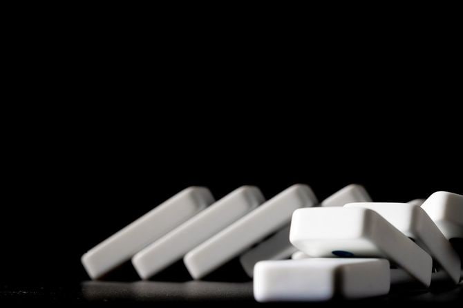 黒い背景に並んでいるドミノ