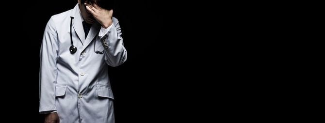 頭を抱えている医師