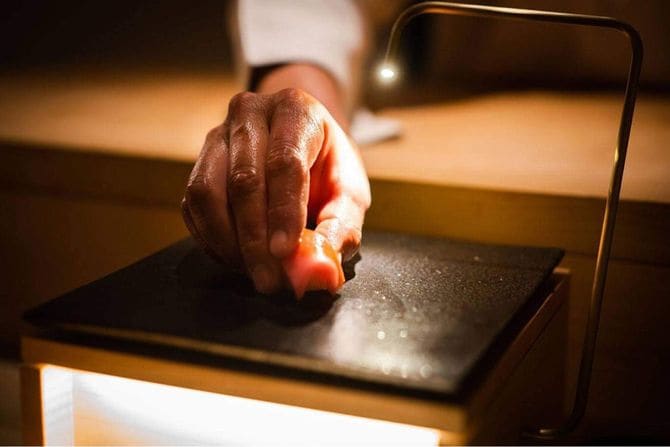 握った寿司を差し出す大将の手