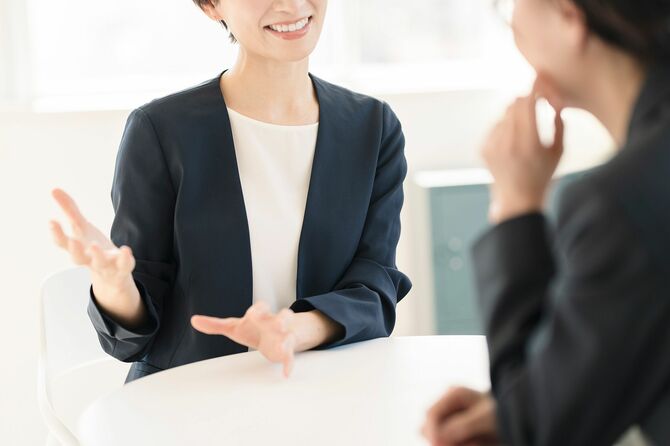 オフィスで働く日本人女性