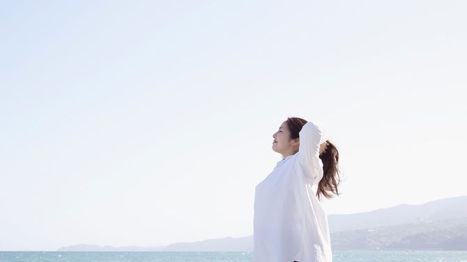 女性が海辺でリラックス