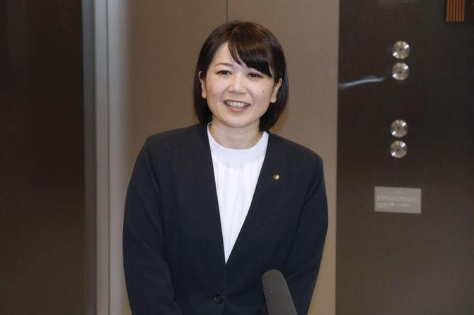 市議会の辞職同意後、記者団の取材に応じる前橋市の小川晶市長=2025年11月27日午後、前橋市