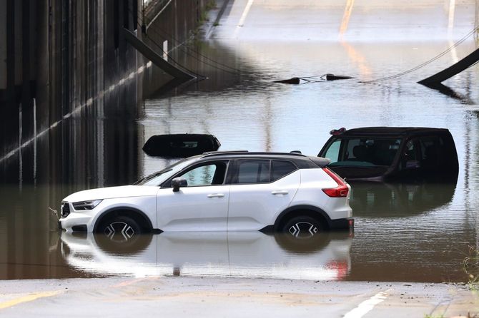 京成松戸線のアンダーパスが冠水し、水没した車＝2026年8月14日、千葉県鎌ケ谷市