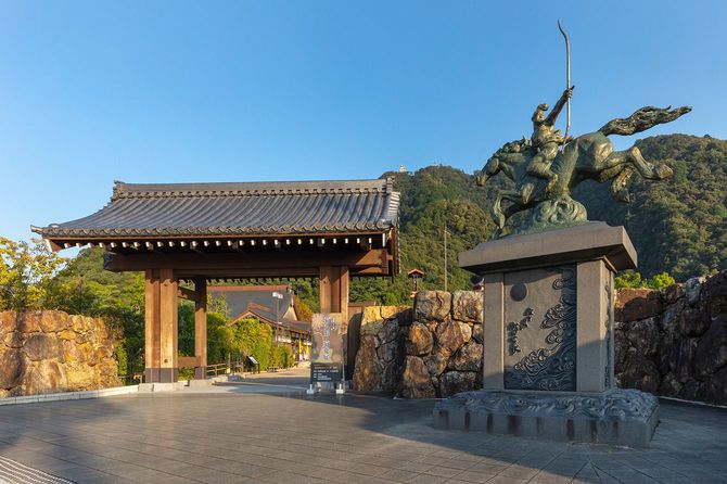 岐阜公園正門と若き日の織田信長像
