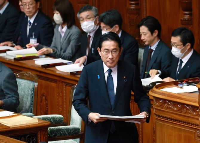 衆院本会議での所信表明演説に臨む岸田文雄首相=2023年10月23日、国会内