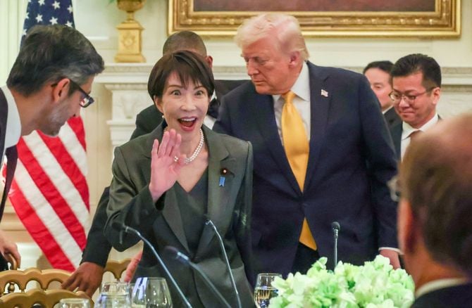 ホワイトハウスの夕食会で出席者に笑顔で手を振る高市早苗首相（中央左）とドナルド・トランプ米大統領（同右）＝2026年3月19日、アメリカ・ワシントン