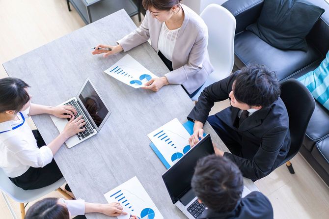 オフィスで働く若いビジネスパーソン