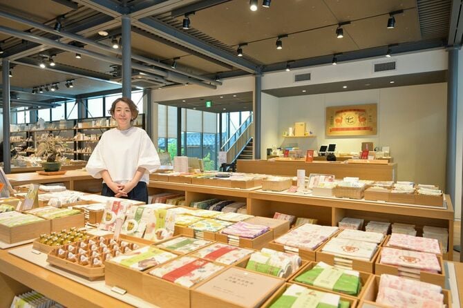 中川政七商店の創業地に立地する奈良本店は、複合商業施設「鹿猿狐ビルヂング」内にある。「3000点揃う商品をご覧いただけます」と千石あや社長