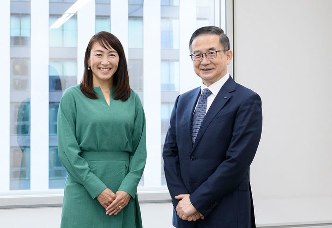 元プロテニスプレイヤーの杉山愛氏（左）とイーオン社長の三宅義和氏（右）