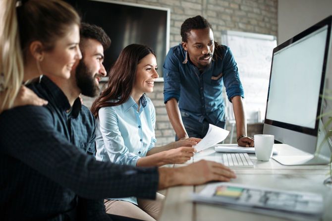 オフィスでプロジェクトに取り組む若手たち