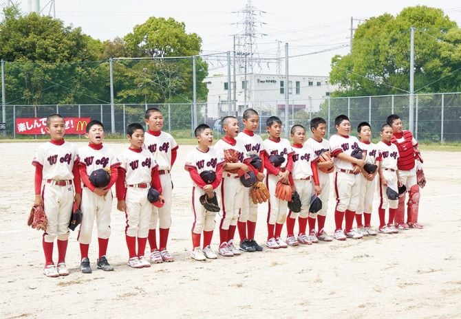 大阪府予選第1回戦を大勝した山田西リトルウルフの小学6年生たちが、保護者らに大きな声でお礼の挨拶。