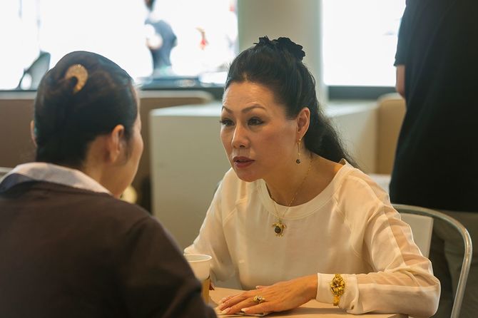 カフェで話す二人の日本人女性