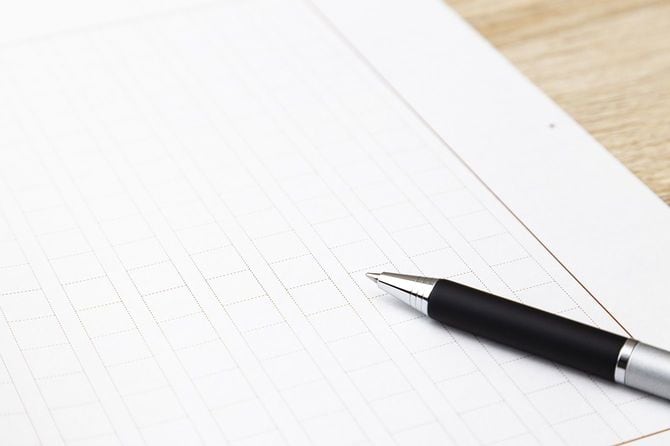 原稿用紙とペン