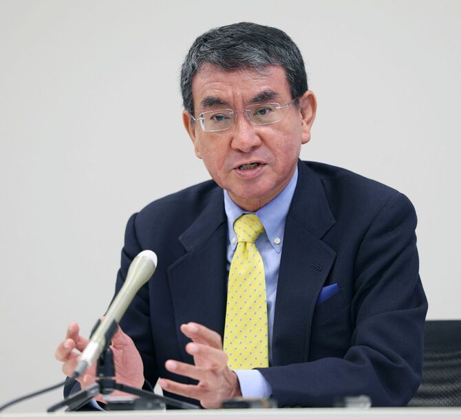 自民総裁選/インタビューに答える河野氏