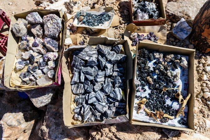 段ボールに詰められた様々な石