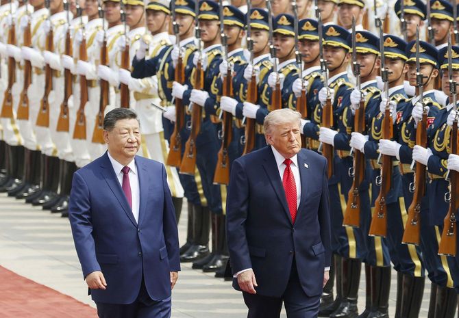 北京の人民大会堂で歓迎式典に臨むトランプ米大統領(右)と中国の習近平国家主席=2026年5月14日