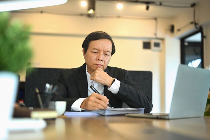 書類を確認する男性