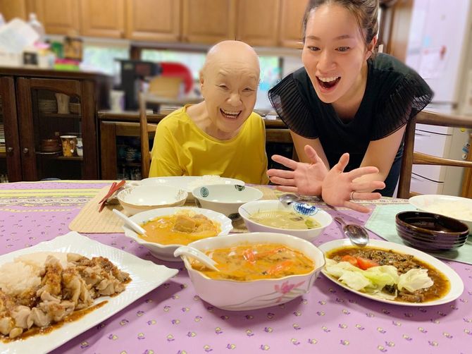 瀬戸内寂聴さん（左）と瀬尾まなほさん