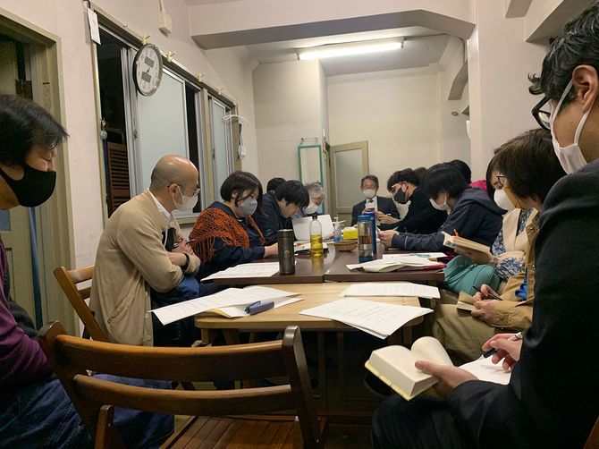 定有堂書店が開いている「読む会」の様子