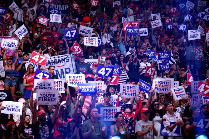 「アリゾナ・フォー・トランプ」集会に参加した、アメリカ合衆国前大統領ドナルド・トランプの支持者たち