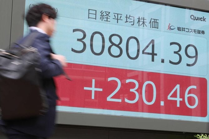 3万800円台の日経平均株価を示すモニター＝2023年5月19日午前、東京都中央区