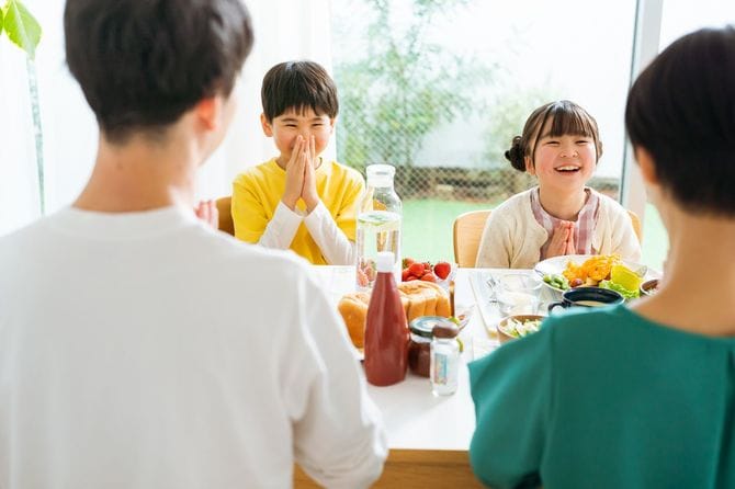 ダイニングルームで食事をする4人家族