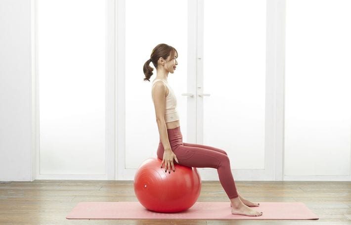 ［巻き肩の修正⑤］肩の力を抜き、体の側面に添えるようにして手を下ろしたら終了！